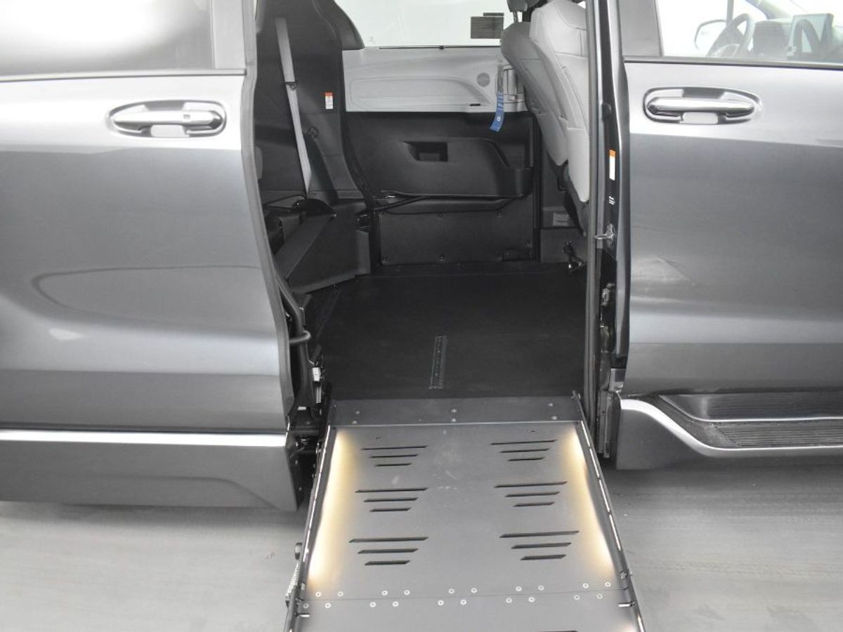 Grey Toyota Sienna image number 11