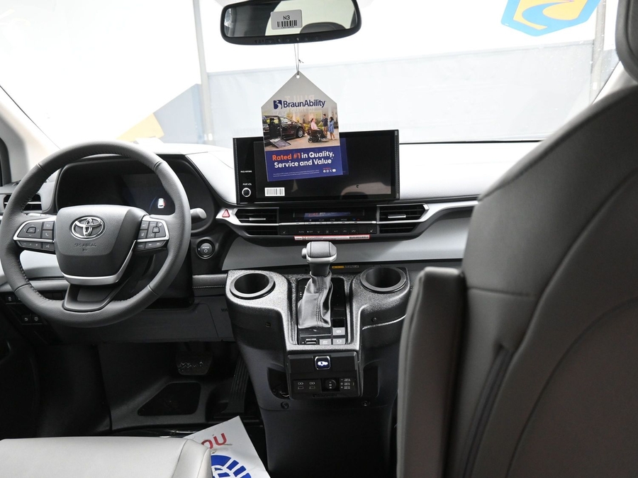 New 2026 Toyota Sienna Hybrid XLE Base - BraunAbility Side Entry Entry Fold Out Automatic Ramp