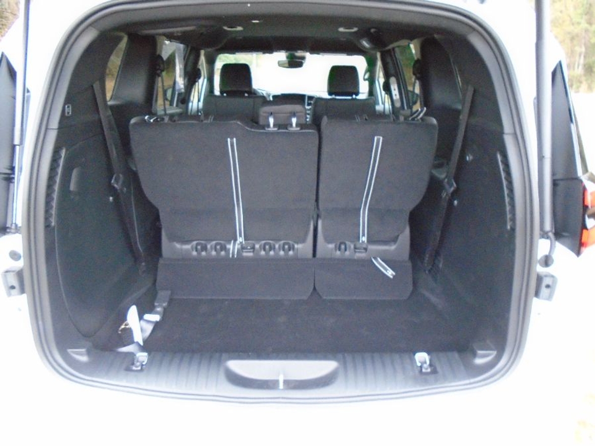 White Chrysler Pacifica image number 3