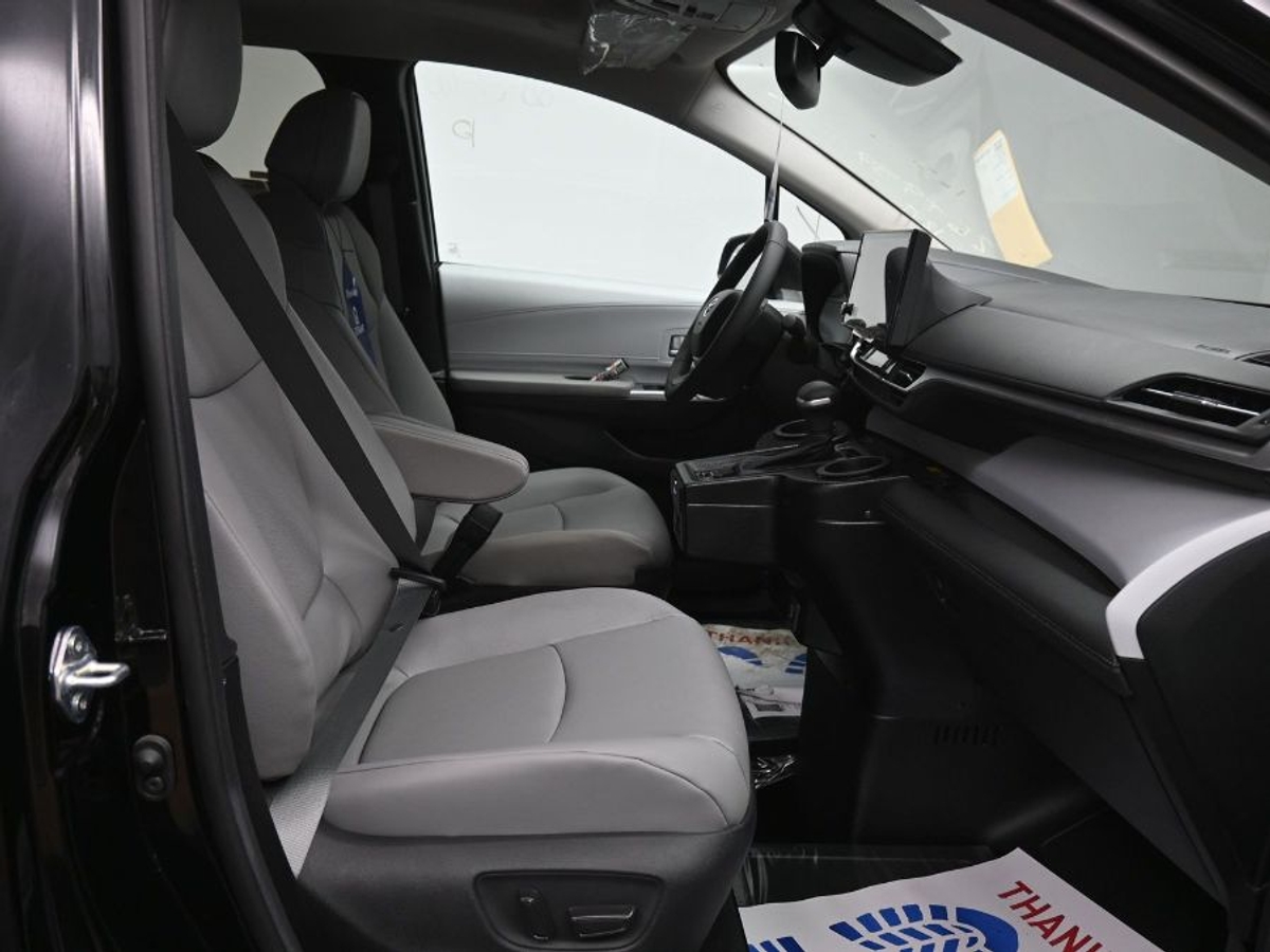 Black Toyota Sienna image number 5