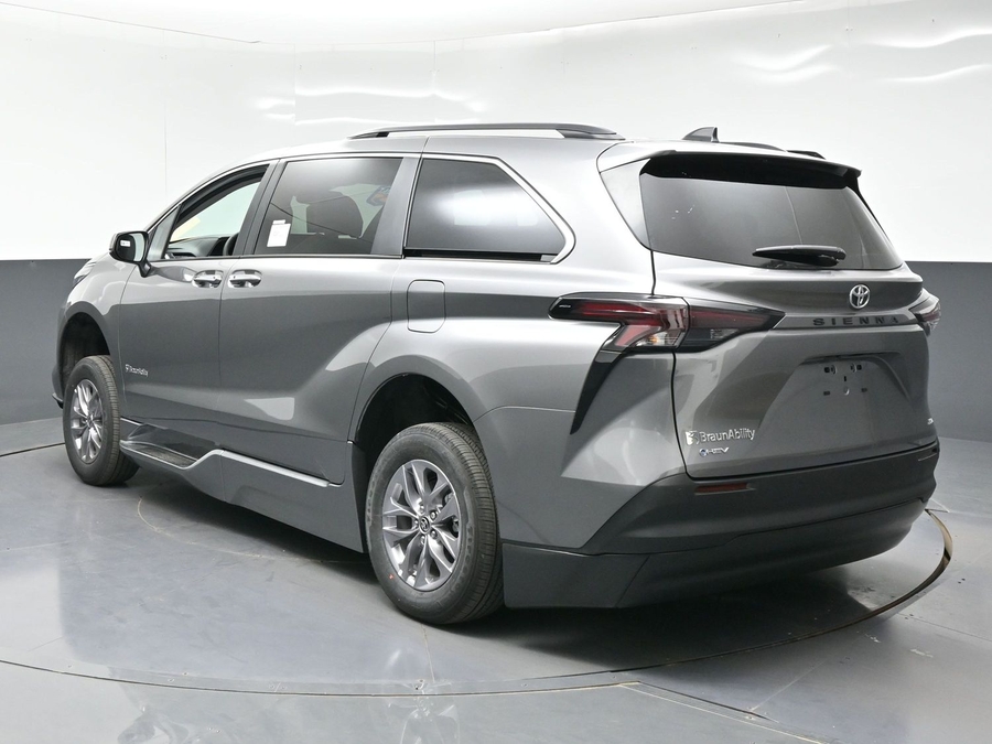 Grey Toyota Sienna image number 2