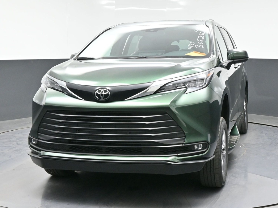 New 2026 Toyota Sienna Hybrid XLE Base - BraunAbility Side Entry Fold Out Automatic Ramp
