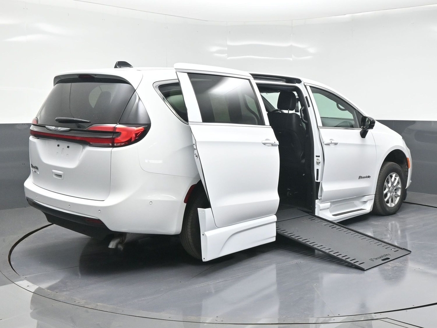 New 2025 Chrysler Pacifica Select Safety - BraunAbility Side Entry Entry In Floor Automatic Ramp