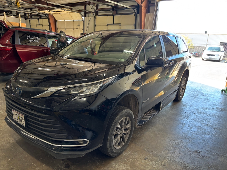 Used 2022 Toyota Sienna XLE - BraunAbility Side Entry Entry Fold Out Automatic Ramp