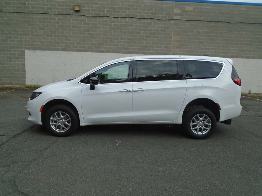White Chrysler Voyager image number 12