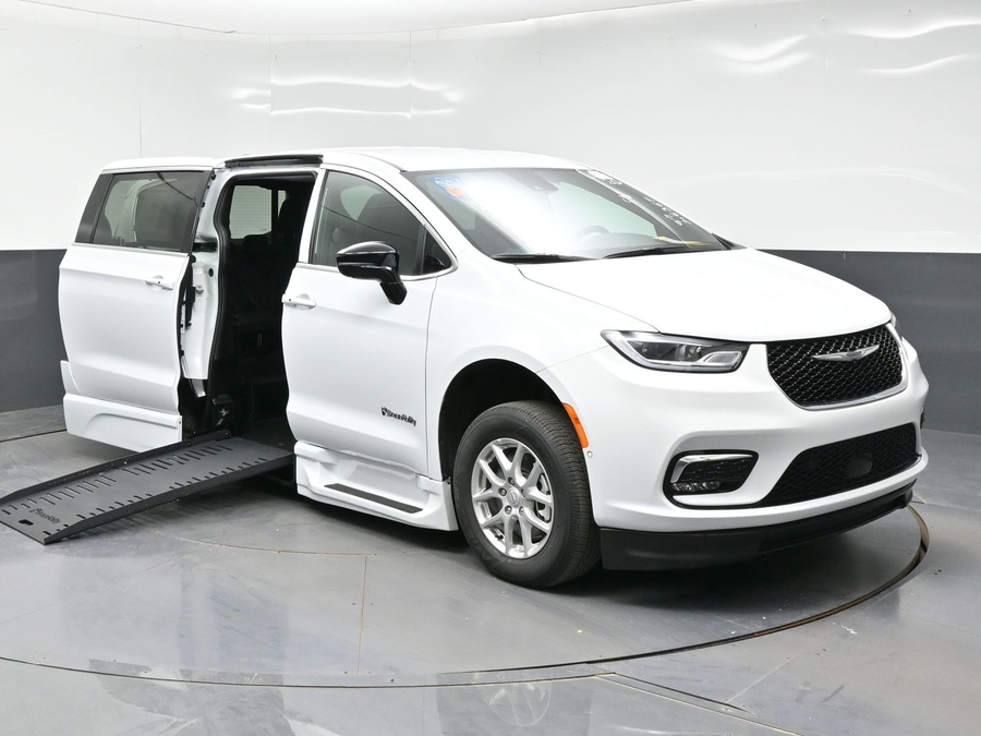 2026 Chrysler Pacifica Select's photo