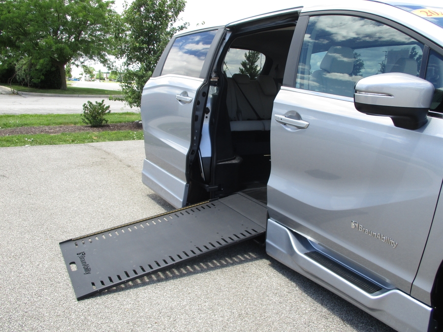 Silver Honda Odyssey image number 4