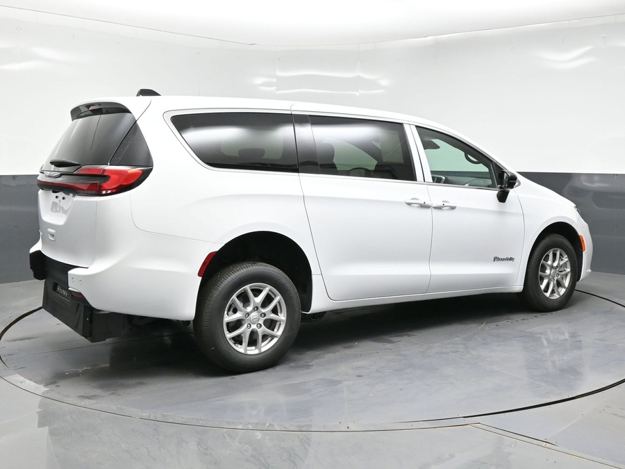 White Chrysler Pacifica image number 6
