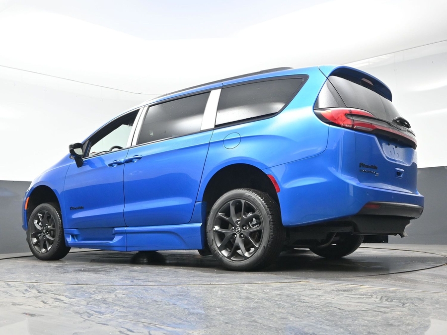 New 2026 Chrysler Pacifica Select Sport - BraunAbility Side Entry Entry In Floor Automatic Ramp