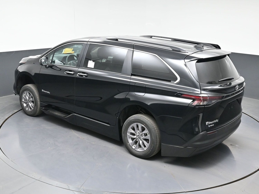 Black Toyota Sienna image number 15