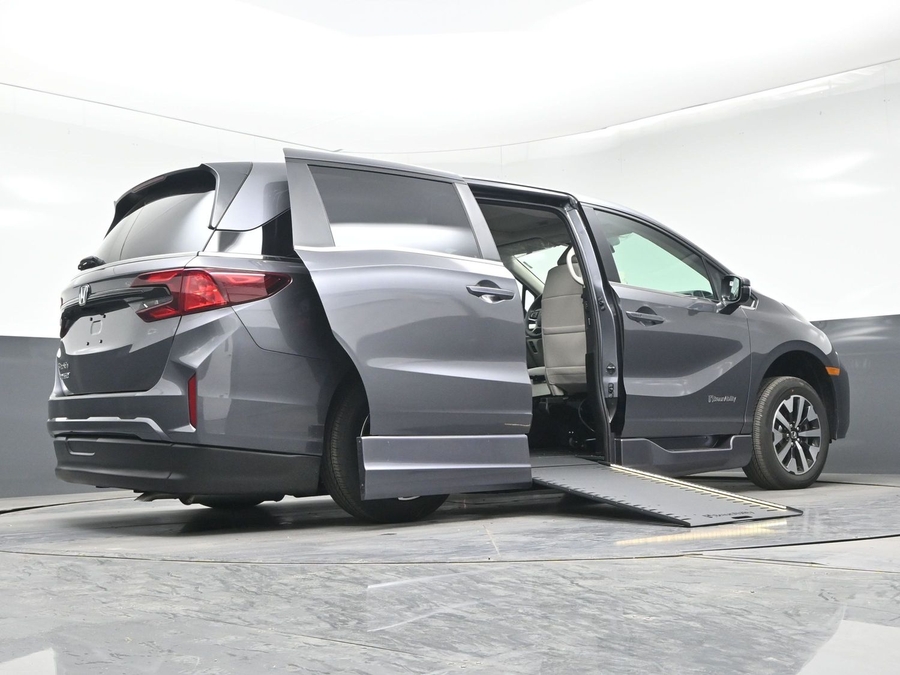 Grey Honda Odyssey image number 18