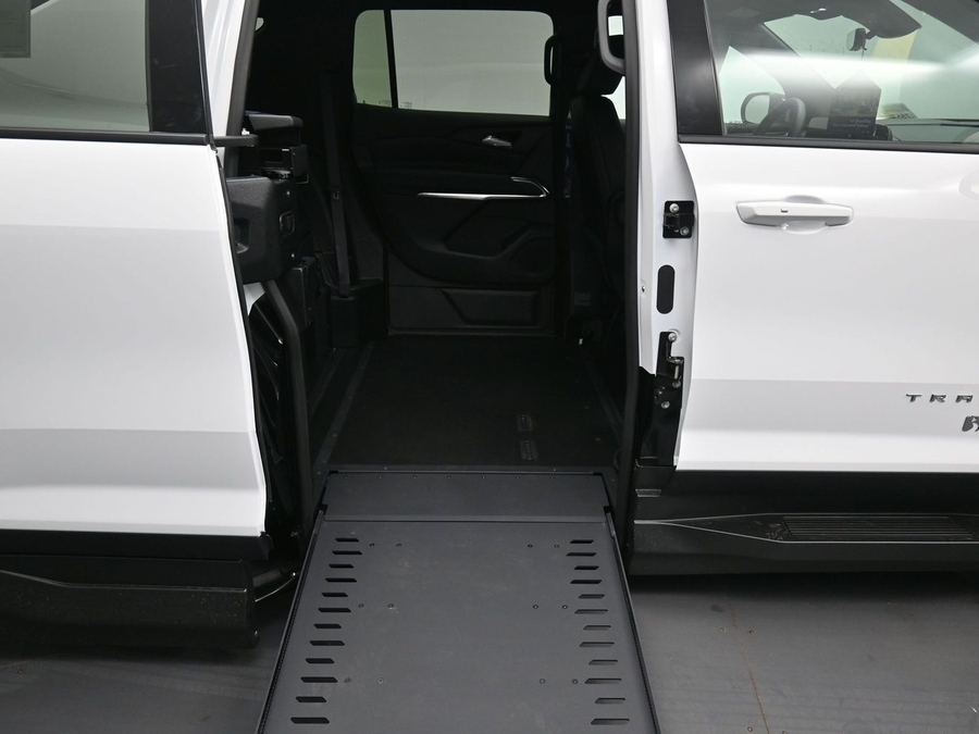 White Chevrolet Traverse image number 10