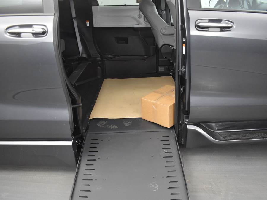 New 2025 Toyota Sienna Hybrid XLE Base - BraunAbility Side Entry Entry In Floor Automatic Ramp