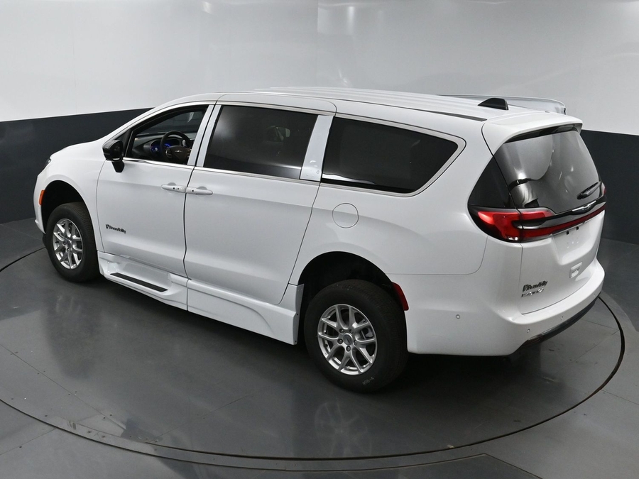 New 2025 Chrysler Pacifica Select Safety - BraunAbility Side Entry Entry In Floor Automatic Ramp