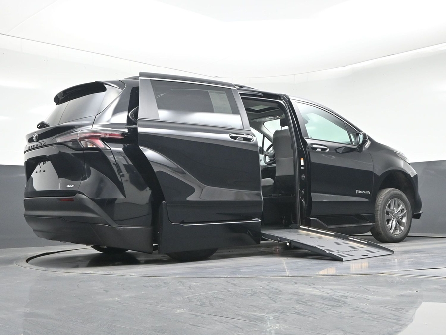 Imagen de la Toyota Sienna negra número 19