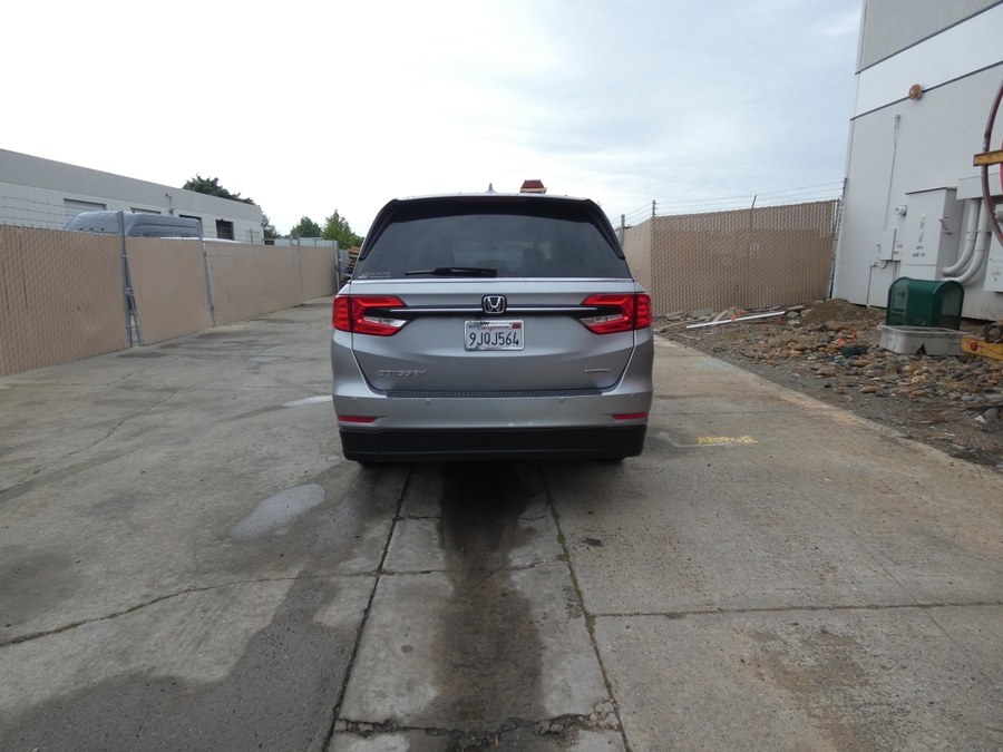 Silver Honda Odyssey image number 16
