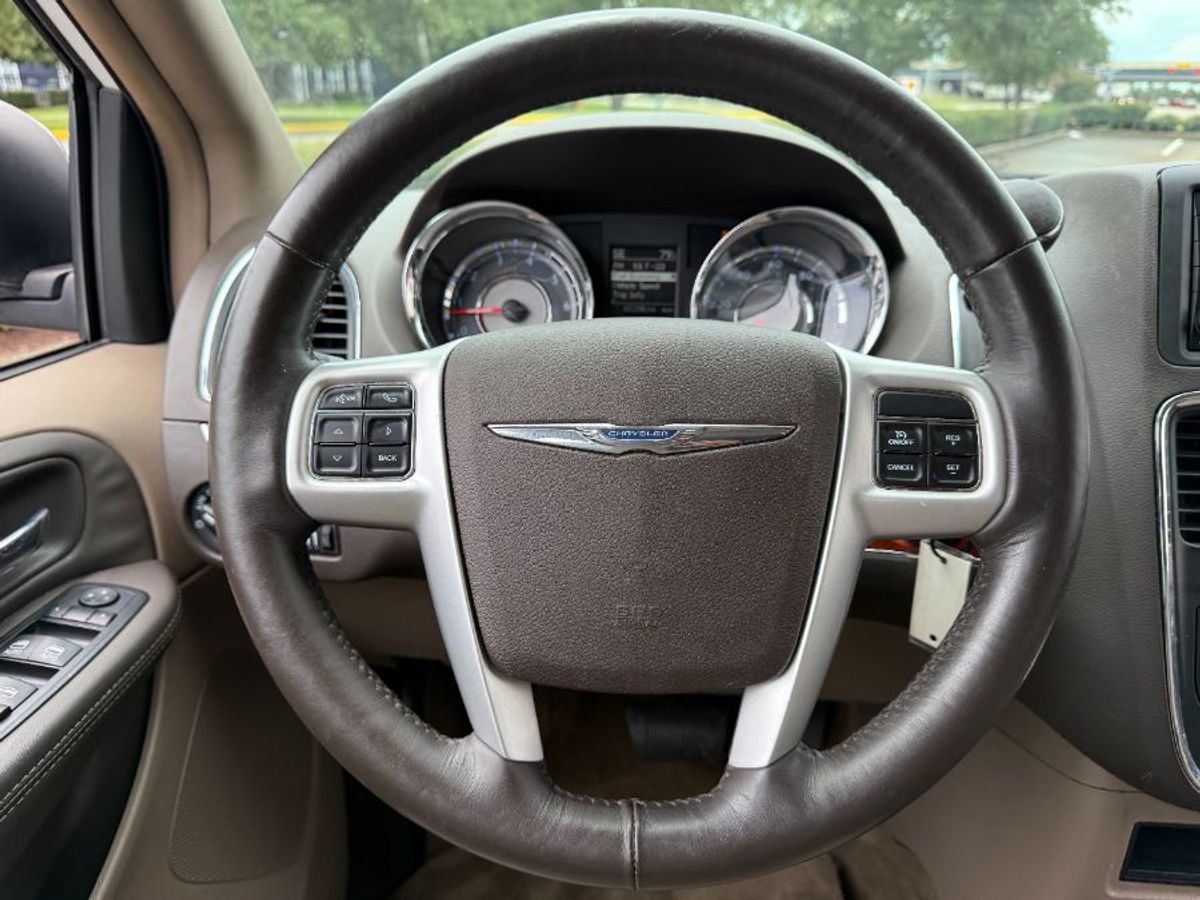 Número de imagen de Chrysler Town and Country blanco 13