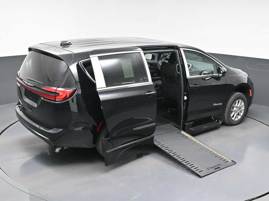 Black Chrysler Pacifica image number 21