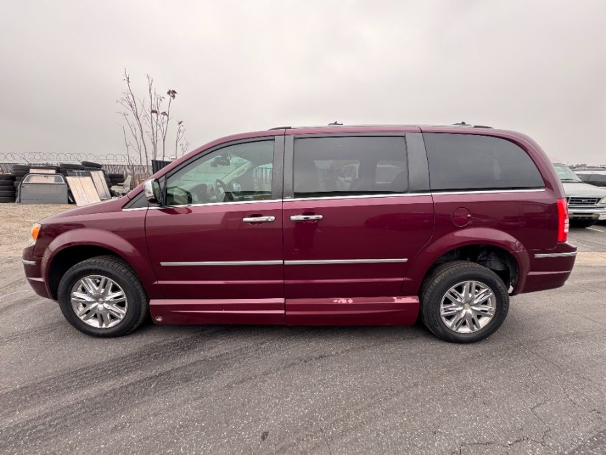 2009 CHRYSLER TOWN AND COUNTRY - Image 1