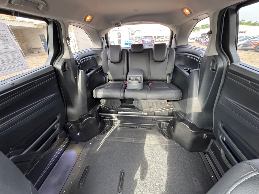 Grey Honda Odyssey image number 1