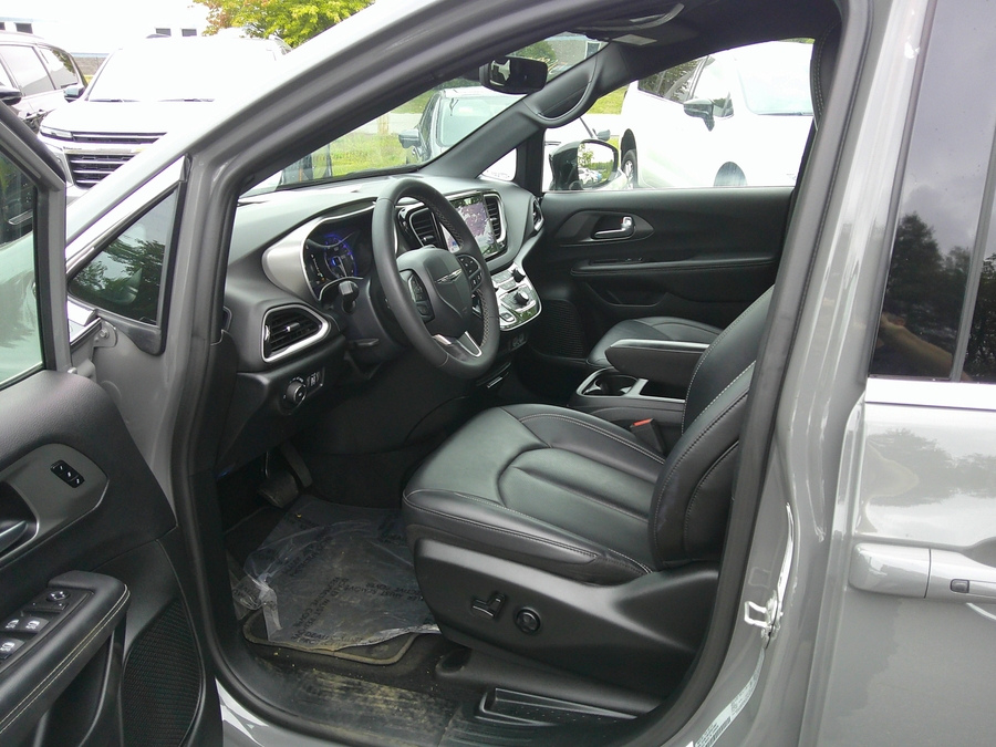 Grey Chrysler Pacifica image number 20