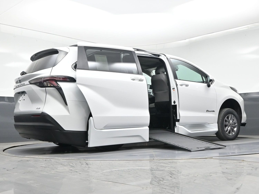New 2026 Toyota Sienna Hybrid XLE Base - BraunAbility Side Entry Entry In Floor Automatic Ramp