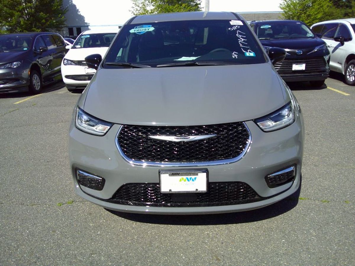 Grey Chrysler Pacifica image number 3