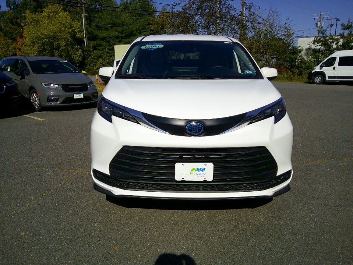 White Toyota Sienna image number 1