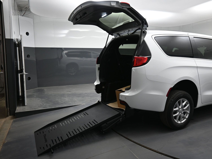 White Chrysler Voyager image number 10