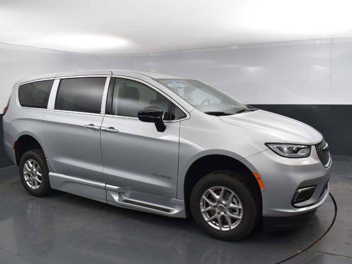 Silver Chrysler Pacifica image number 11