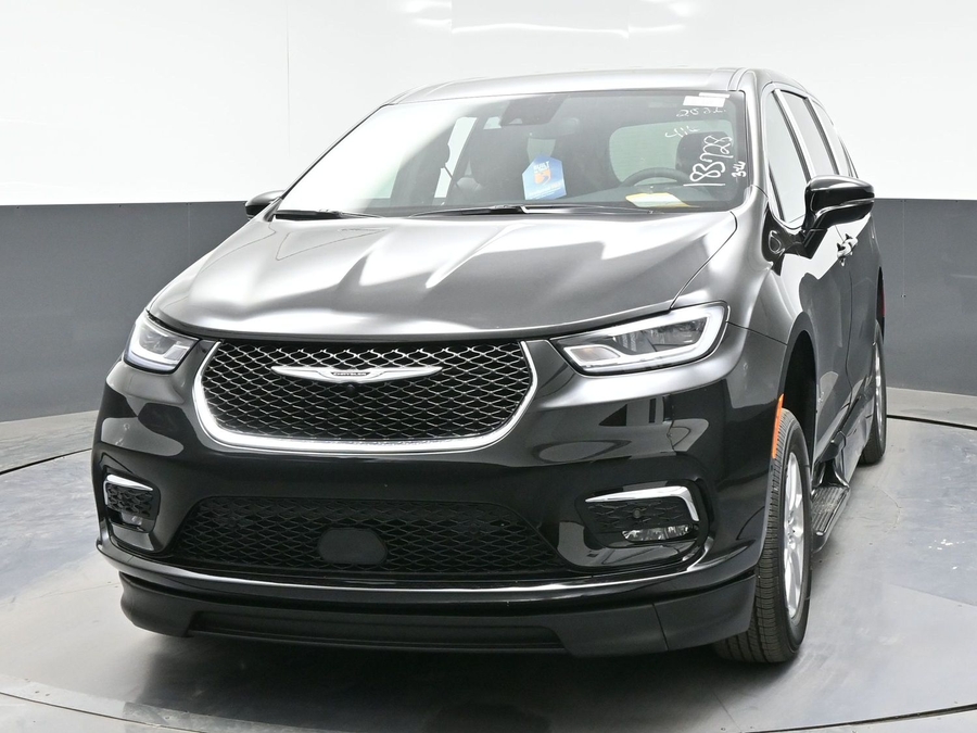 Black Chrysler Pacifica image number 10