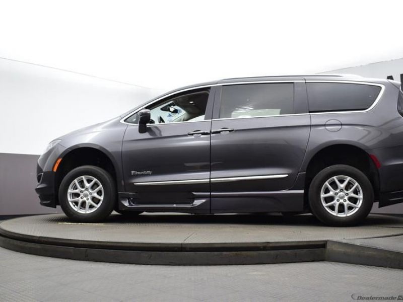 Grey Chrysler Pacifica image number 18