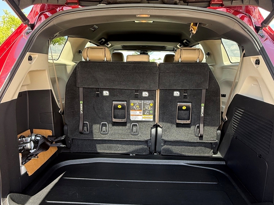 Red Toyota Sienna image number 40