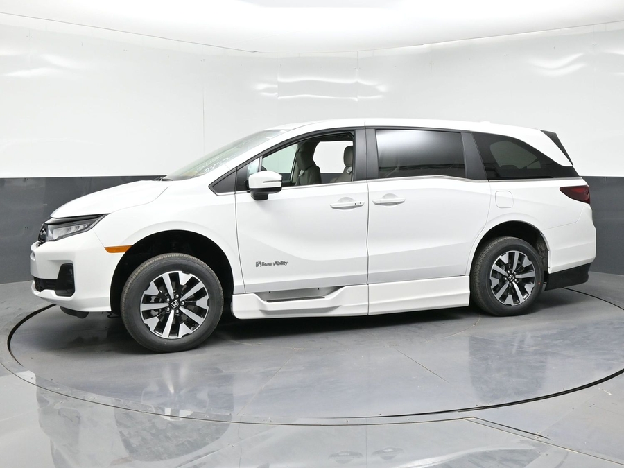 White Honda Odyssey image number 7