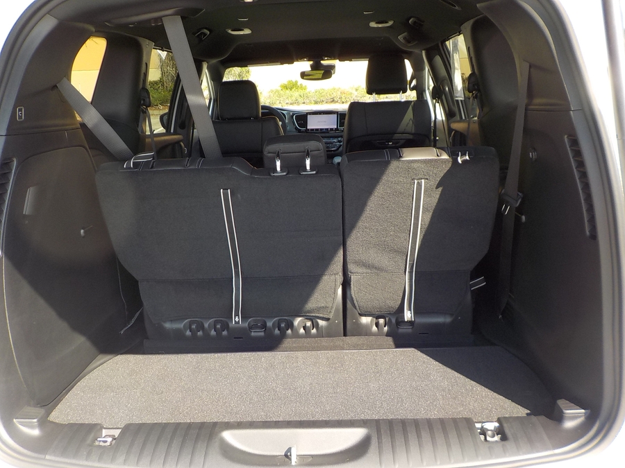 White Chrysler Pacifica image number 19