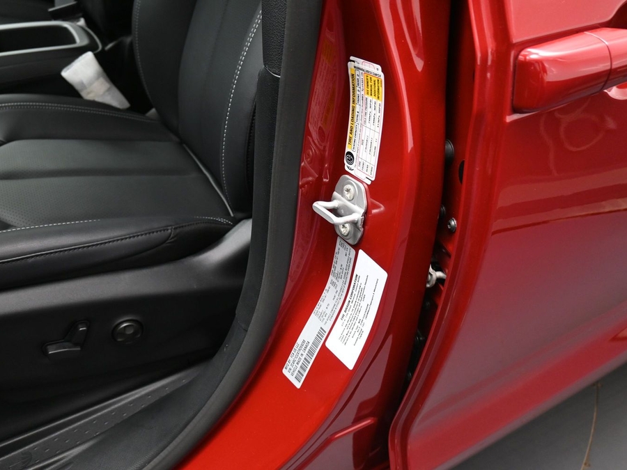 Red Chrysler Voyager image number 14