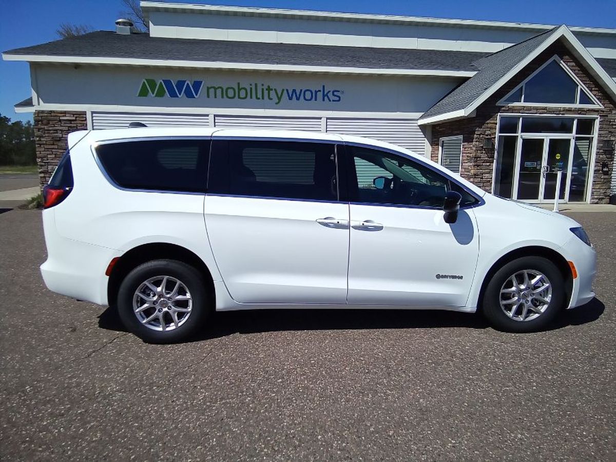 2024 CHRYSLER VOYAGER - Image 10