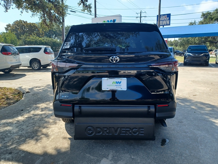 Black Toyota Sienna image number 9