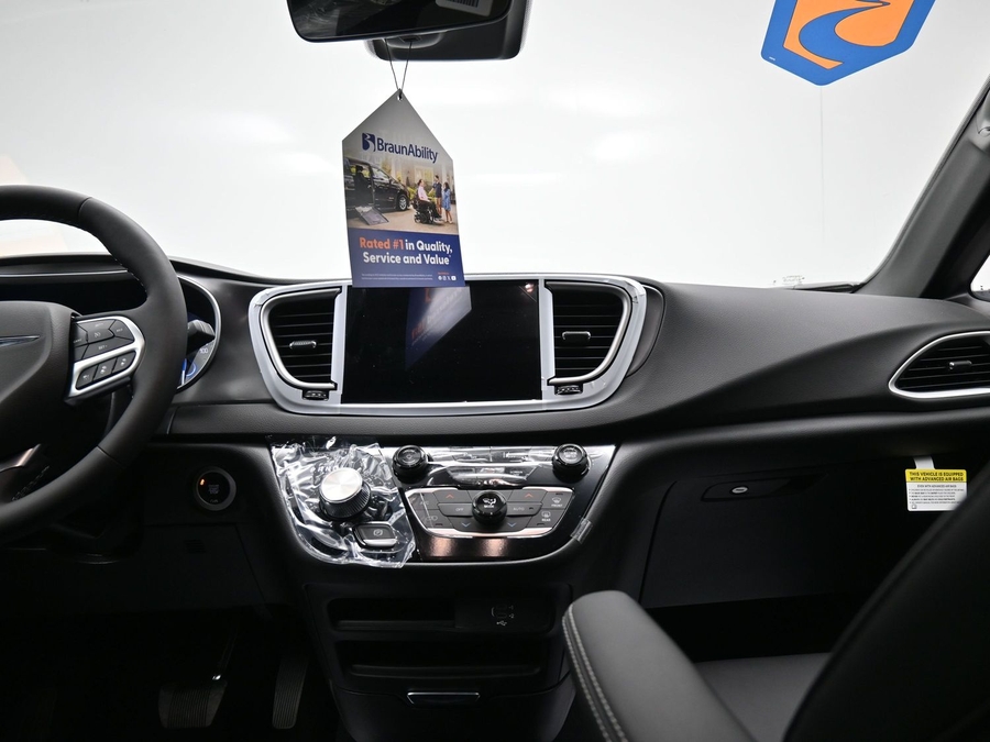 White Chrysler Voyager image number 13