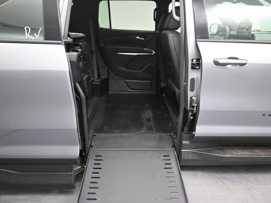 New 2025 Chevrolet Traverse 1LT Midnight - BraunAbility Side Entry Entry In Floor Automatic Ramp