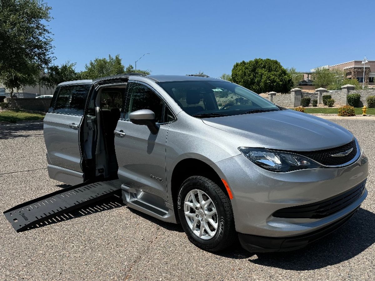 2020 CHRYSLER VOYAGER - Image 1