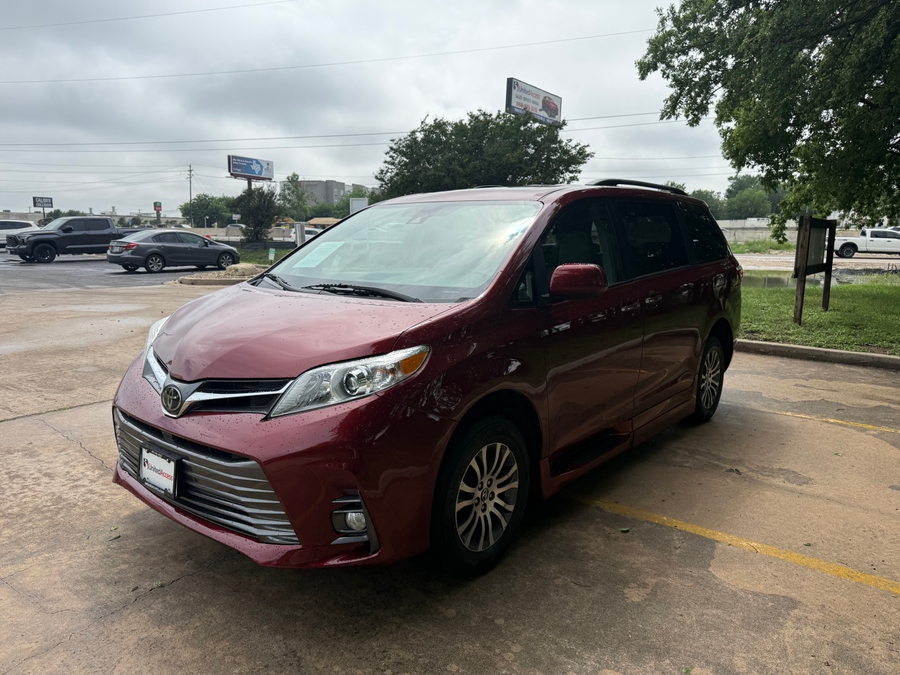 Used 2018 Toyota Sienna XLE - BraunAbility Side Entry Entry Fold Out Automatic Ramp