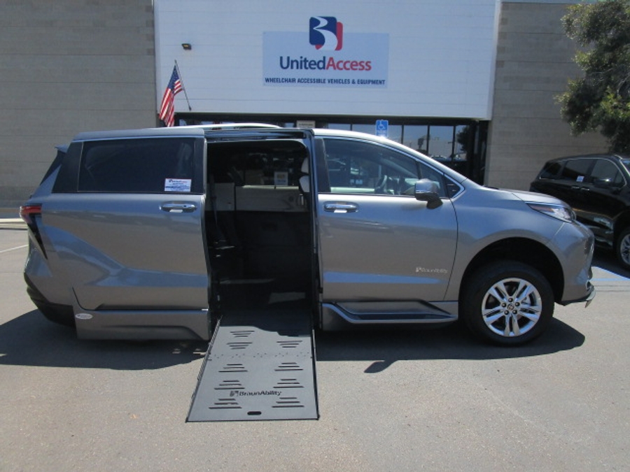 New 2026 Toyota Sienna Hybrid XSE Sport - BraunAbility Side Entry Fold Out Automatic Ramp
