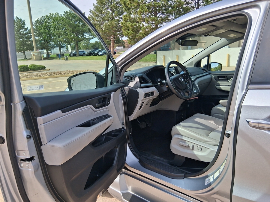 Silver Honda Odyssey image number 6