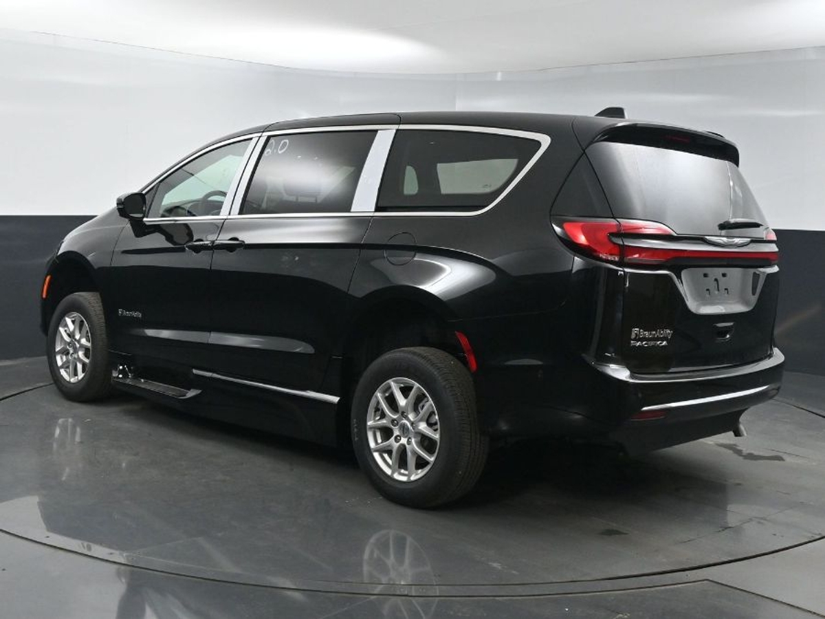 Black Chrysler Pacifica image number 4