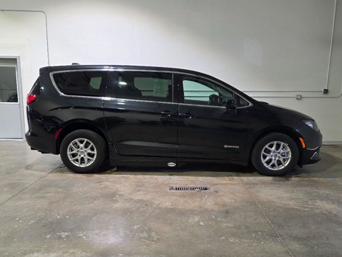 Black Chrysler Voyager image number 2