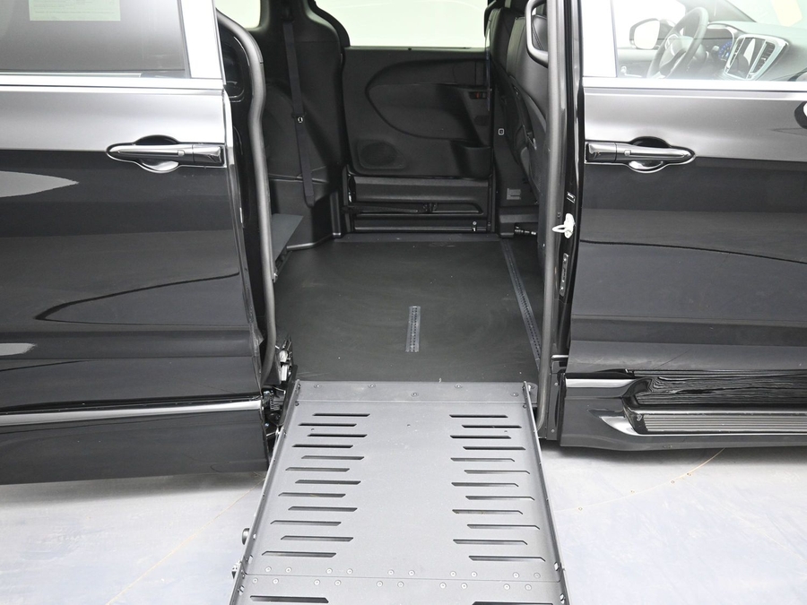 Black Chrysler Pacifica image number 10