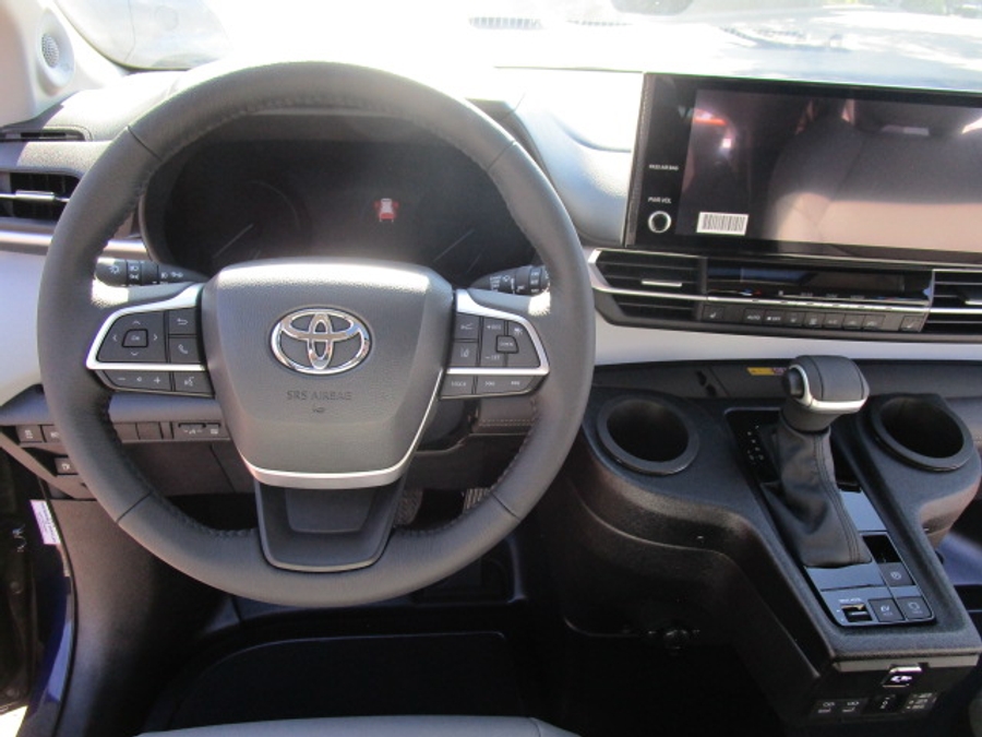 New 2025 Toyota Sienna Hybrid XLE Plus - BraunAbility Side Entry Entry In Floor Automatic Ramp