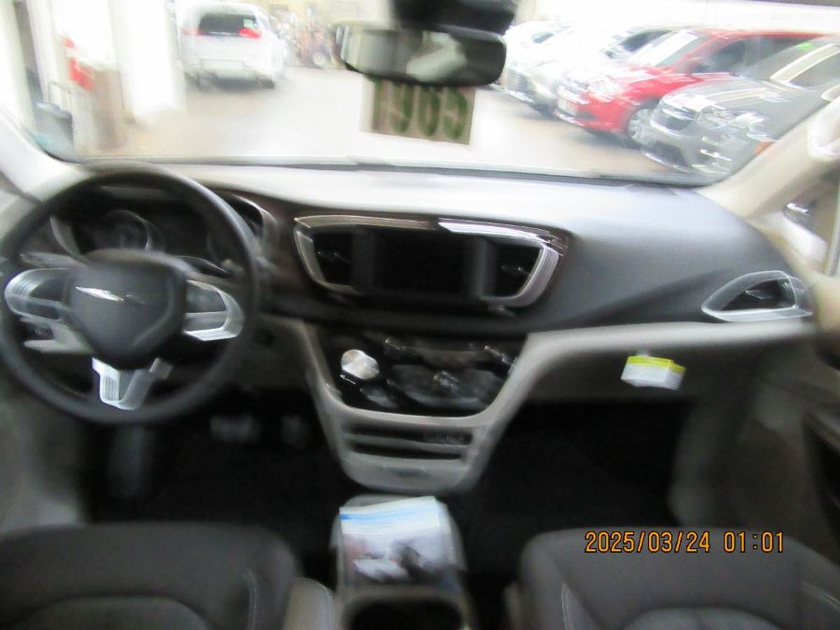 White Chrysler Voyager image number 23