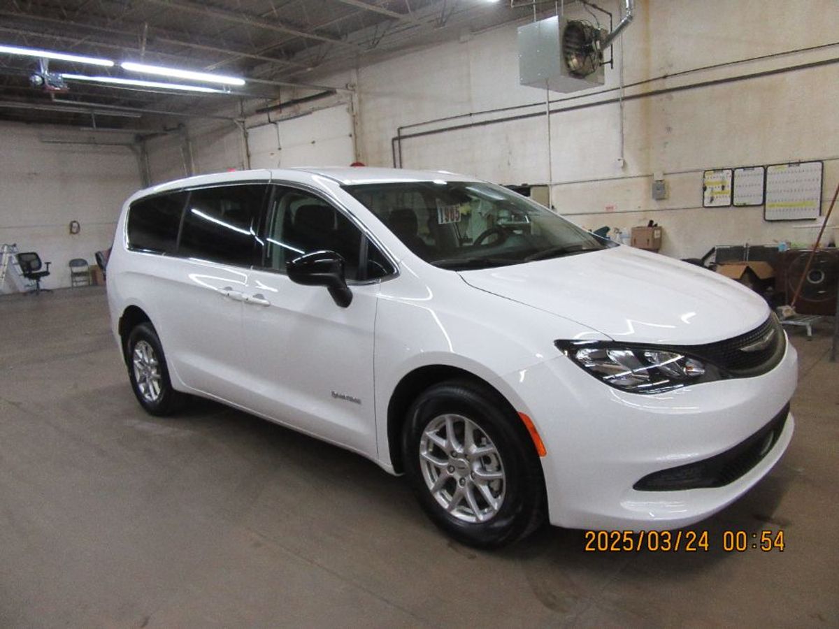 White Chrysler Voyager image number 16